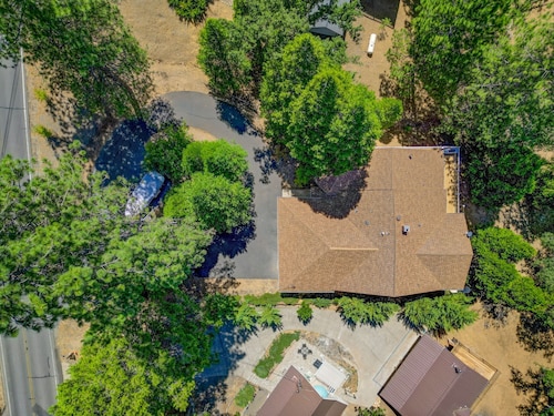 Yosemite-bound • Lake fun • Spacious 6bdr house • game room • outdoor dining