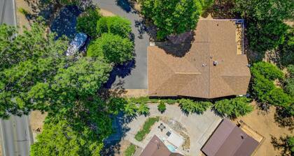 Yosemite-bound • Lake fun • Spacious 6bdr house • game room • outdoor dining