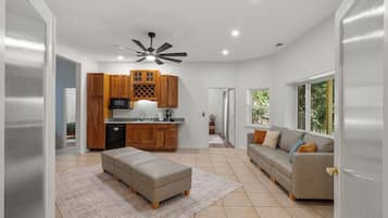 Smart TV, chimenea, tenis de mesa y libros