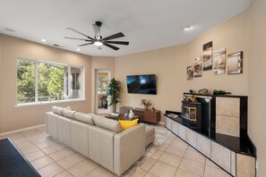 TV connectée, cheminée, table de tennis de table, livres