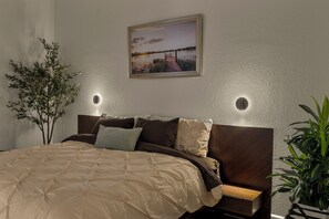 6 bedrooms, in-room safe, desk, travel cot - Yosemite-bound • Lake fun • Spacious 6bdr house • game room • outdoor dining (Groveland)