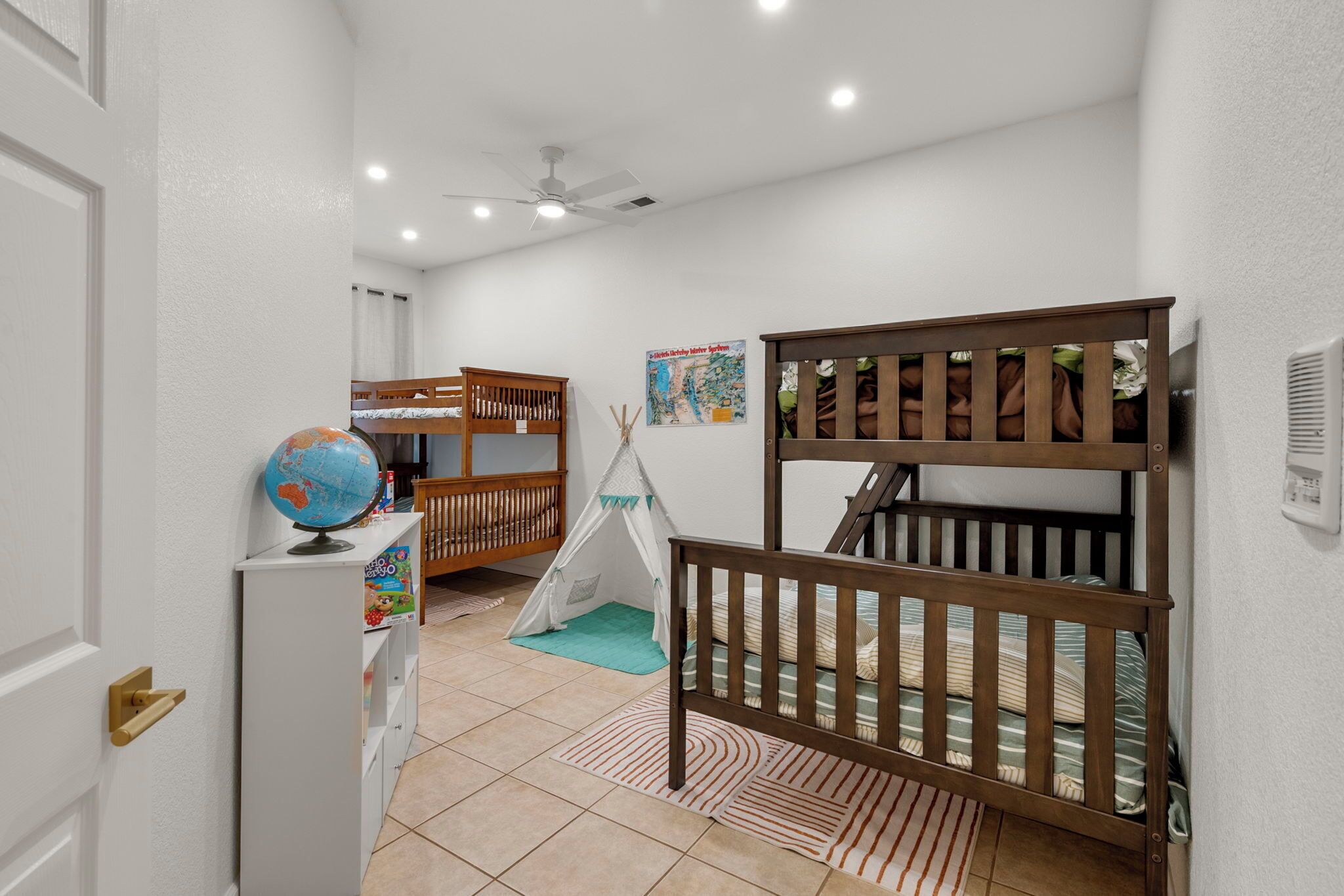 6 quartos, cofres nos quartos, escrivaninha, berço de viagem