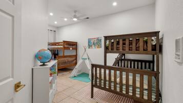 6 soveværelser, pengeskab på værelset, skrivebord, weekendseng