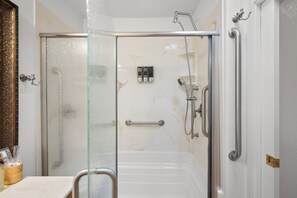 Shower, hair dryer, towels, soap - Yosemite-bound • Lake fun • Spacious 6bdr house • game room • outdoor dining (Groveland)