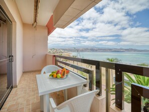 Outdoor dining - Huge Balcony Over Las Canteras By Canariasgetaway (Las Palmas de Gran Canaria)