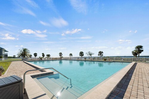 Riverfront Condo w Water Views-Heated Pool