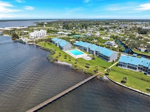 Rannalla sijaitseva hotelli, jossa on useita rakennuksia, uima-allas ja laituri.