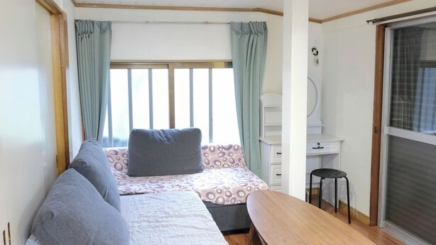 Una habitación con cama, escritorio, silla y mesa.