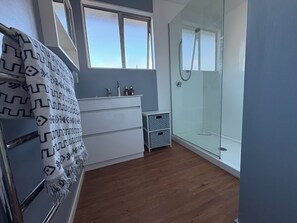 Shower, hair dryer, towels, soap - 3-bed gem in Birdlings Flat with stunning lake & ocean views – a rare retreat! (Little River)