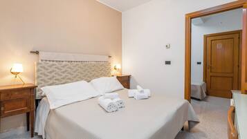 Quadrupla Comfort | Minibar, una scrivania, Wi-Fi gratuito, lenzuola