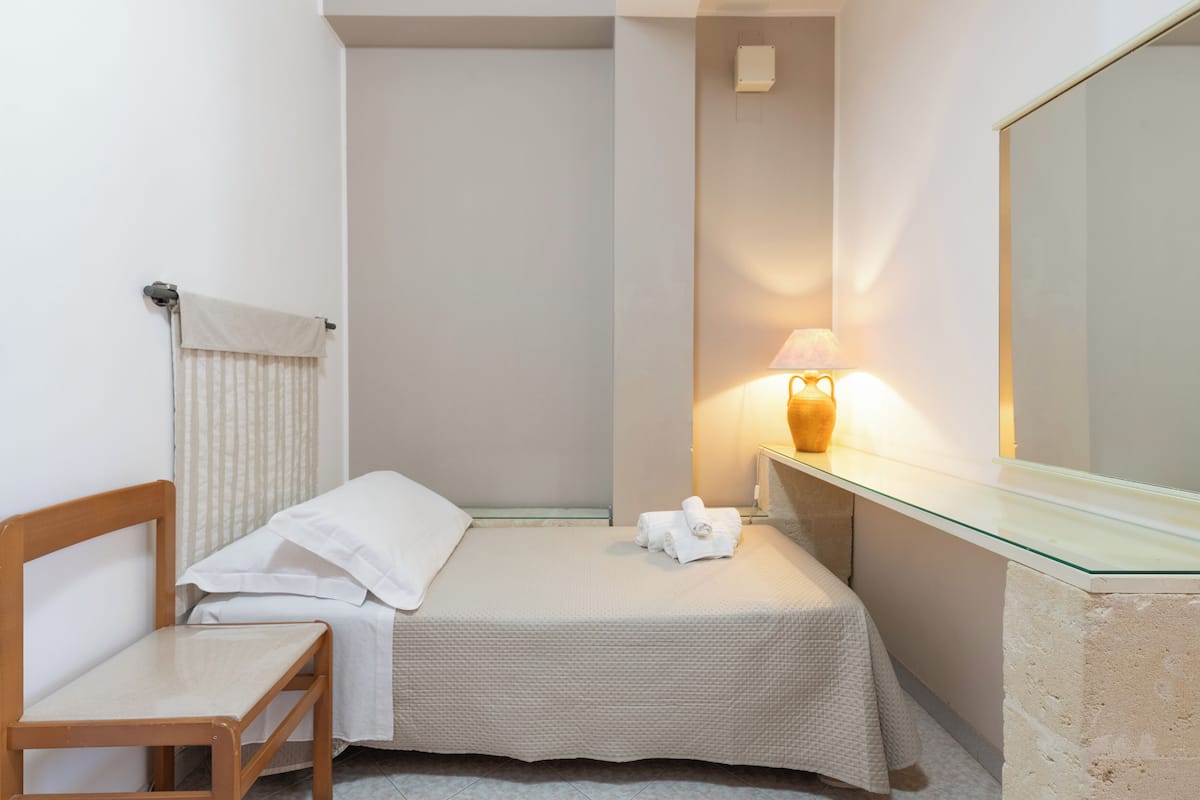 Bureau, Wi-Fi gratuit, draps fournis