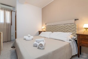 Minibar, bureau, Wi-Fi gratuit, draps fournis