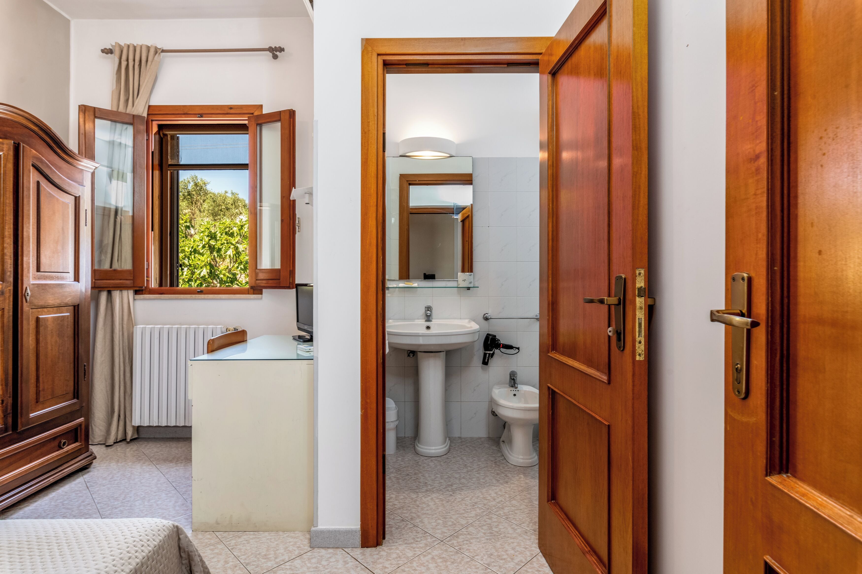 Singola Comfort | Minibar, una scrivania, Wi-Fi gratuito, lenzuola