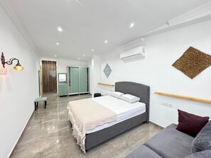 6 bedrooms, iron/ironing board, WiFi, bed sheets