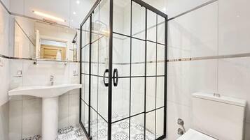 Suihku, hiustenkuivaaja, bidee, pyyhkeet