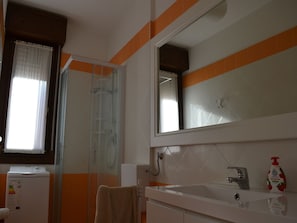 Apartment, 1 Schlafzimmer, Balkon | Dusche im Bad