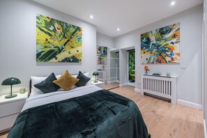 2 quartos, ferros/tábuas de passar roupa, berço de viagem