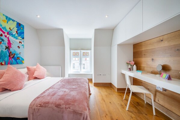 2 bedrooms, desk, iron/ironing board, travel crib