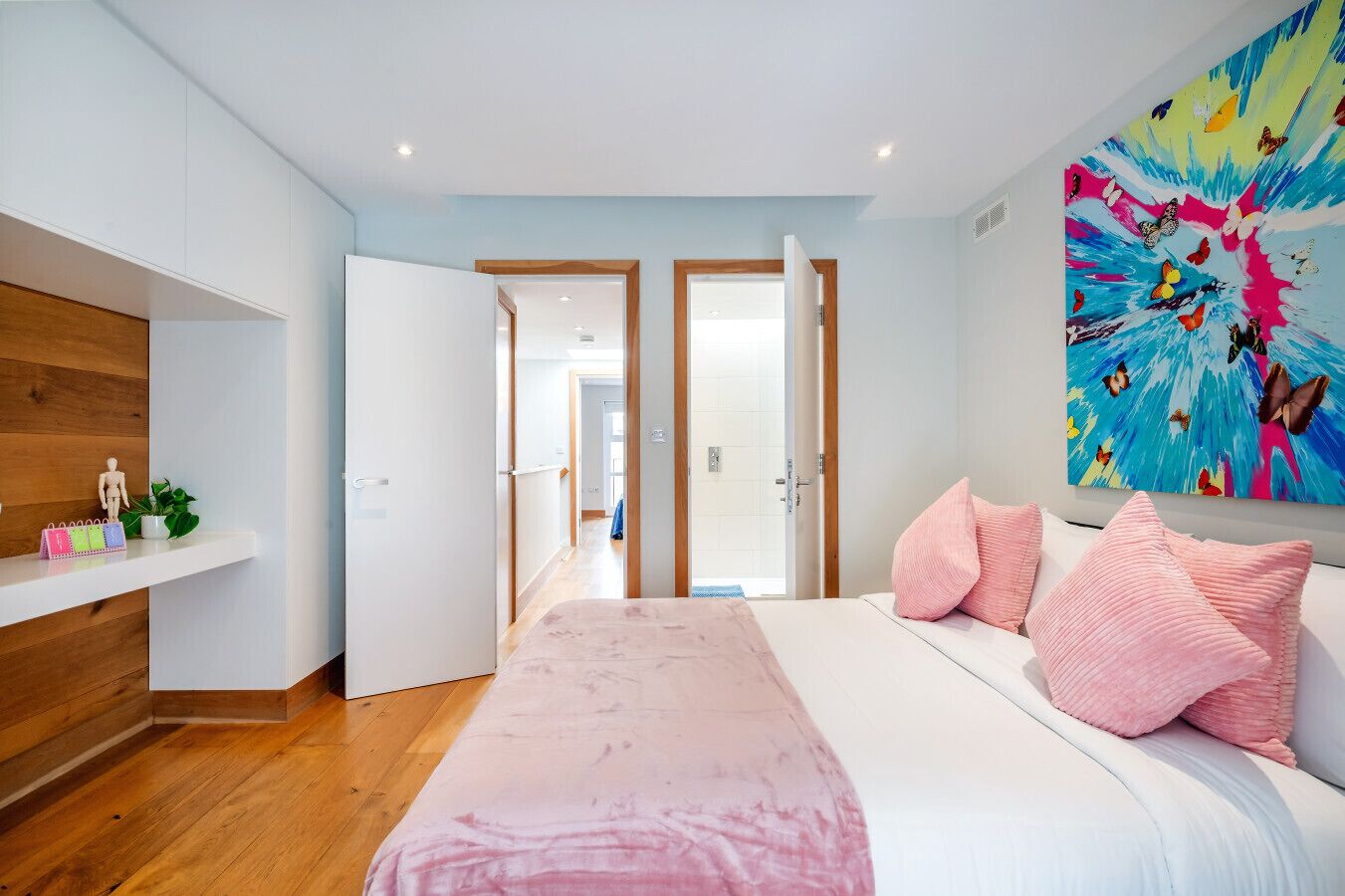 2 bedrooms, desk, iron/ironing board, travel cot
