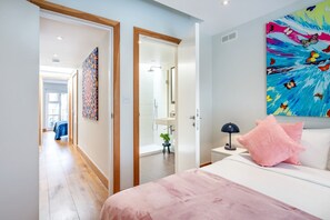 2 habitaciones, escritorio y tabla de planchar con plancha 