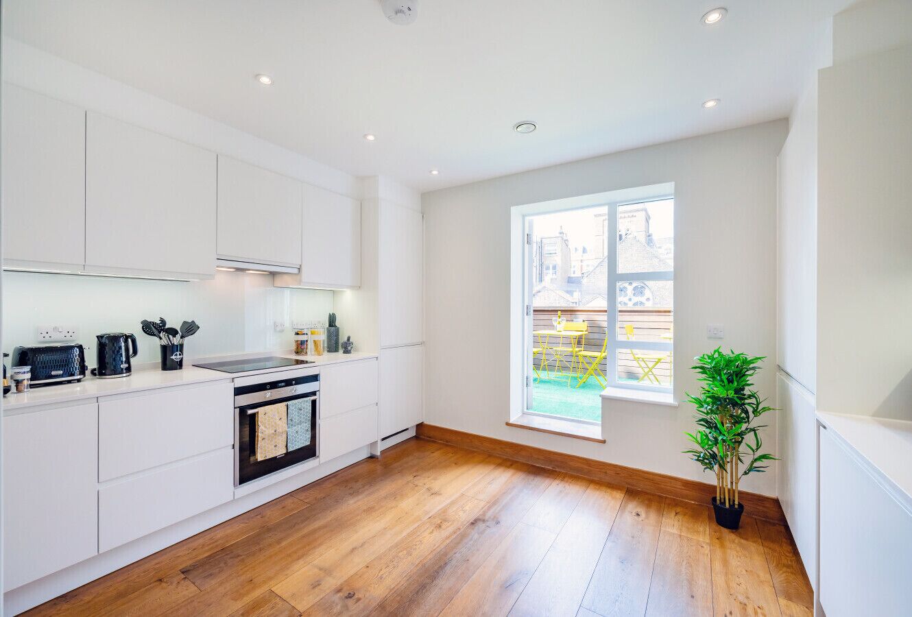 Een koelkast, een microgolfoven, een oven, een kookplaat