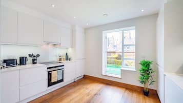 Een koelkast, een microgolfoven, een oven, een kookplaat