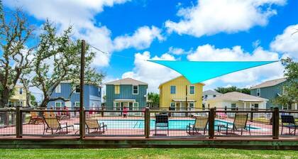 This studio is a 0 bedroom(s), 1 bathrooms, located in Rockport, TX.