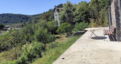 Maison situé au calme en plein coeur du village des Vans proche lieu de baignade