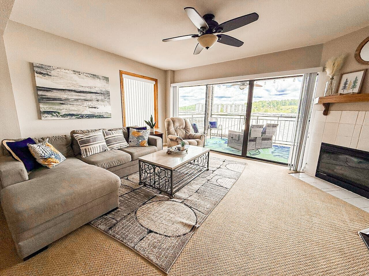 Smart-tv, eldstad, dvd-spelare och böcker