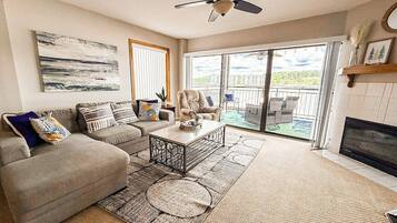 Smart-tv, eldstad, dvd-spelare och böcker