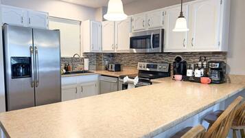 Kylskåp, mikrovågsugn, ugn och spishäll