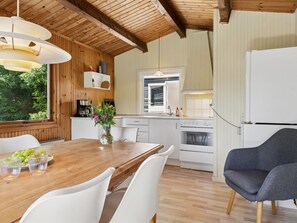 Kylskåp och grytor/köksredskap