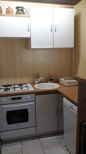 Micro-ondes, four, plaque de cuisson, lave-vaisselle