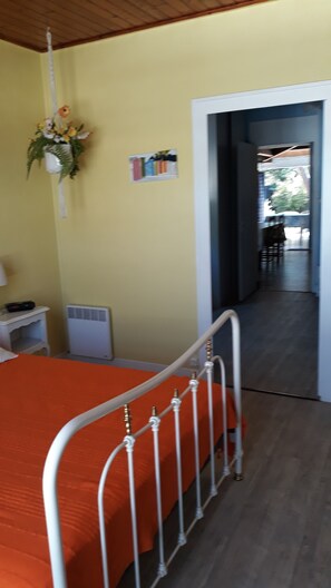 3 habitaciones y tabla de planchar con plancha 