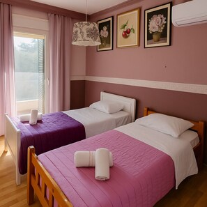 5 bedrooms, iron/ironing board, WiFi, bed sheets