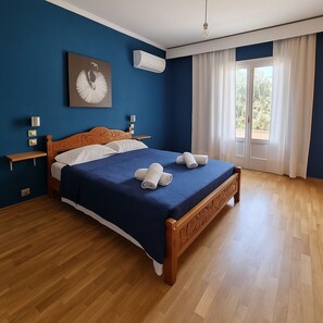 Tabla de planchar con plancha, wifi, ropa de cama