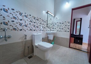 Premium dubbelrum eller tvåbäddsrum - balkong - utsikt mot bergen | Badrum | Dusch, handdukar, tvål och schampo