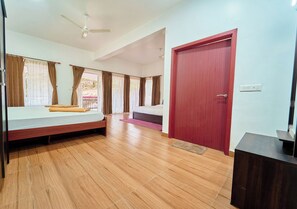 ห้องแฟมิลี่สตูดิโอสวีท, ระเบียง, วิวภูเขา | โต๊ะทำงาน, พื้นที่ทำงานแบบใช้แล็ปท็อป, ห้องเก็บเสียง, Wi-Fi ฟรี