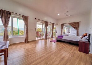 Premium dubbelrum eller tvåbäddsrum - balkong - utsikt mot bergen | Skrivbord, arbetsyta för laptop, ljudisolering och gratis wi-fi