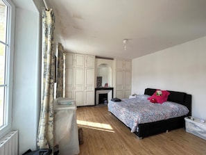 3 bedrooms, iron/ironing board, travel cot, free WiFi
