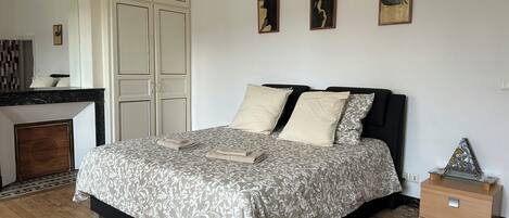 3 slaapkamers, een strijkplank/strijkijzer, reisbedje, gratis wifi