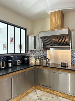 Réfrigérateur, four à micro-ondes, un four, surface de cuisson