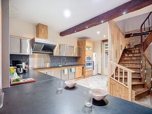 ثلاجة، ميكروويف، فرن، موقد طهي مسطح