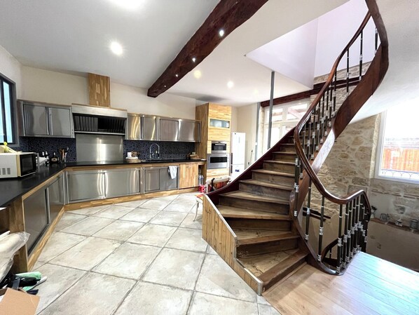 ثلاجة، ميكروويف، فرن، موقد طهي مسطح