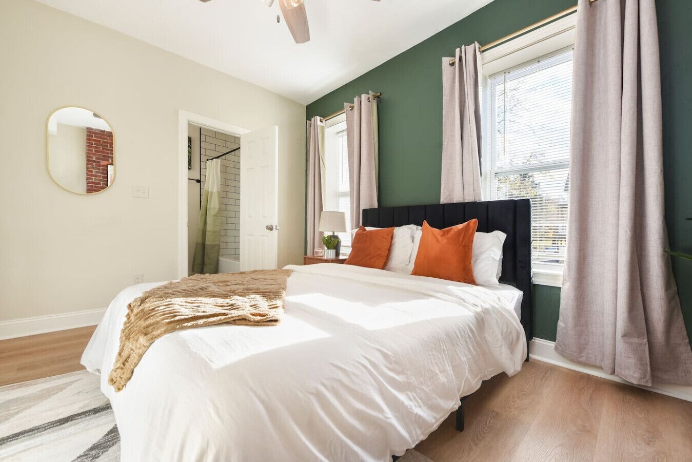 6 bedrooms, desk, iron/ironing board, travel cot