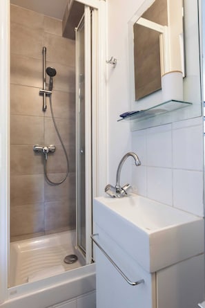 Maison | Salle de bain | Sèche-cheveux, serviettes fournies, shampoing
