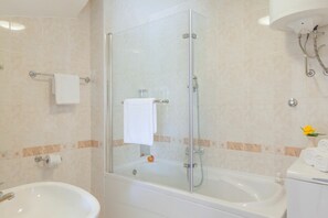 Shower, hair dryer, towels - Villa Nika Summary:<br>V (Sumartin)