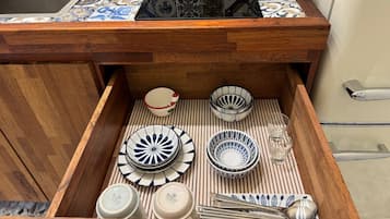 Microwave, coffee/tea maker, cookware/dishes/utensils, dining tables