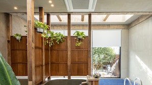 Un espace bien-être comprenant un jacuzzi, une petite piscine et un revêtement mural en bois.