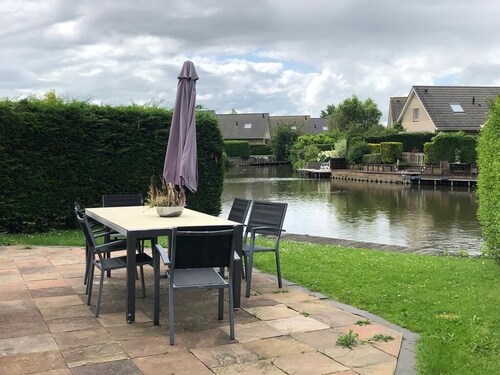 House on the waterfront and 5min walk from the IJsselmeer